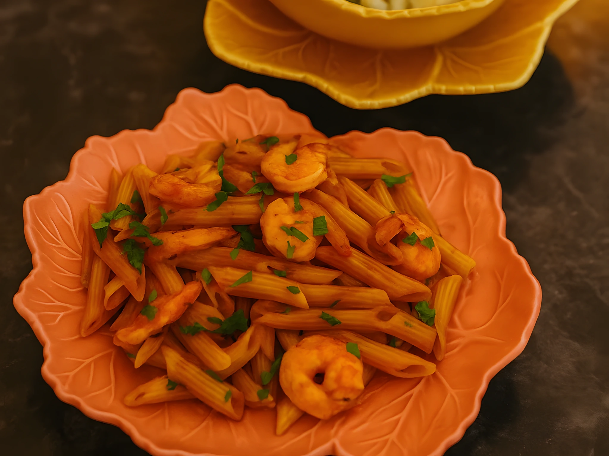 Massa com gambas servida na Taberna dos Novos Tempos.