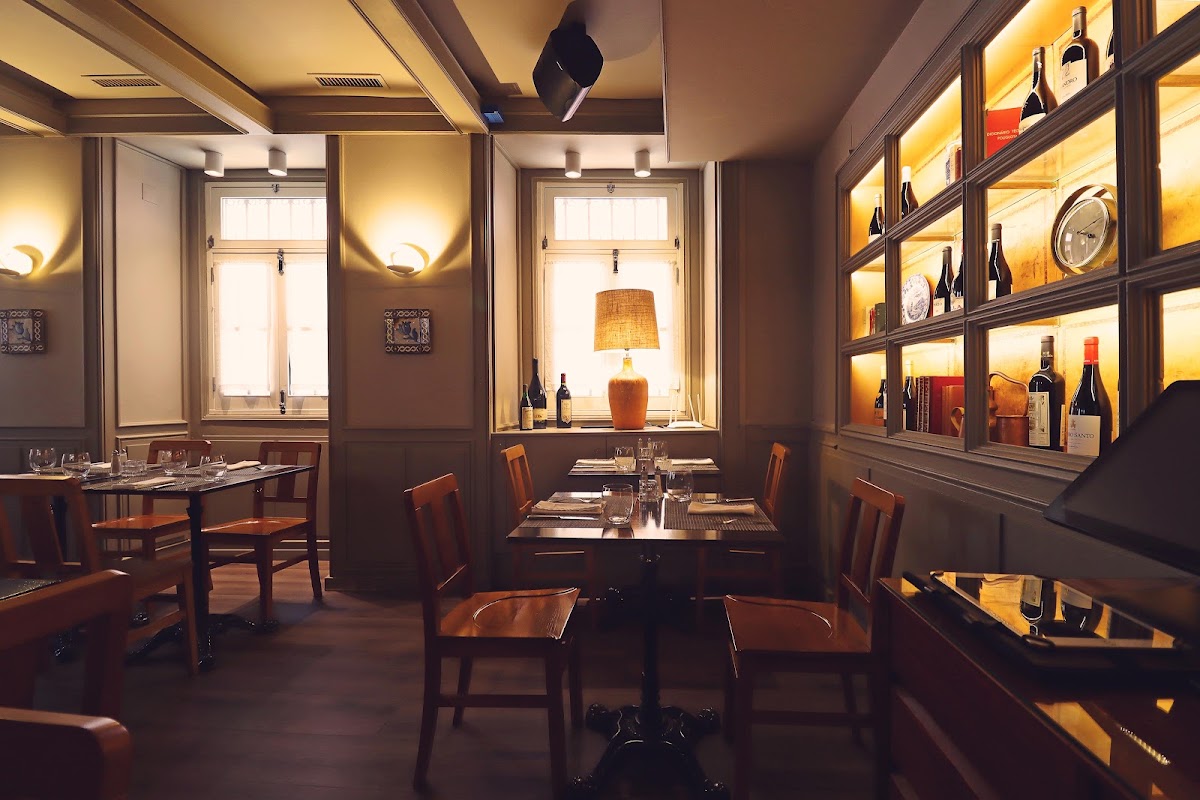 Taberna Dos Novos Tempos warm dining room
