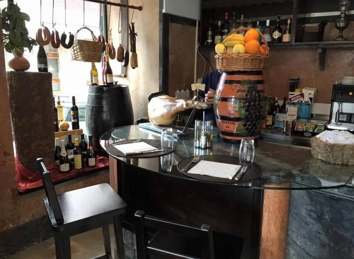 O balcão da Taberna dos Novos Tempos, em Lisboa