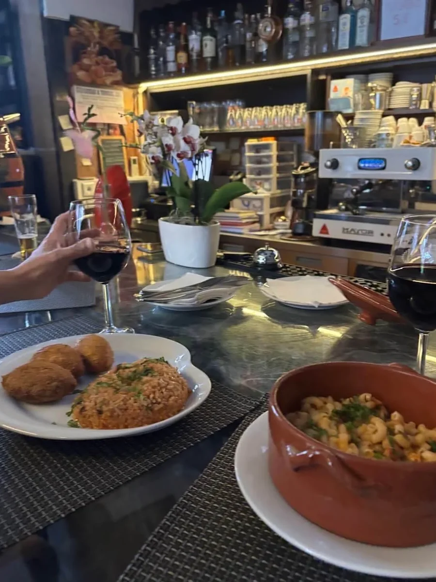 O balcão à noite, com a garrafeira ao fundo
